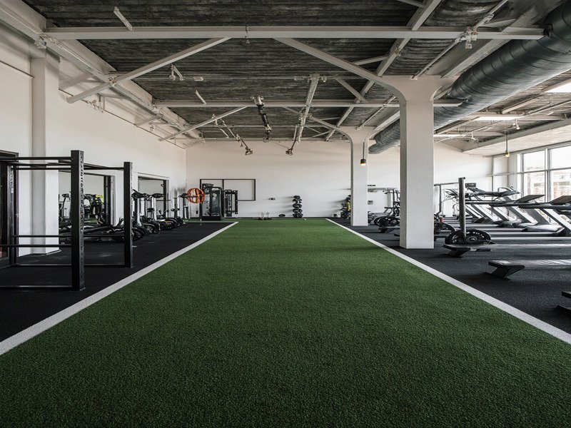 Domowa siłownia z zazębiającymi się płytkami do ćwiczeń funkcjonalnych